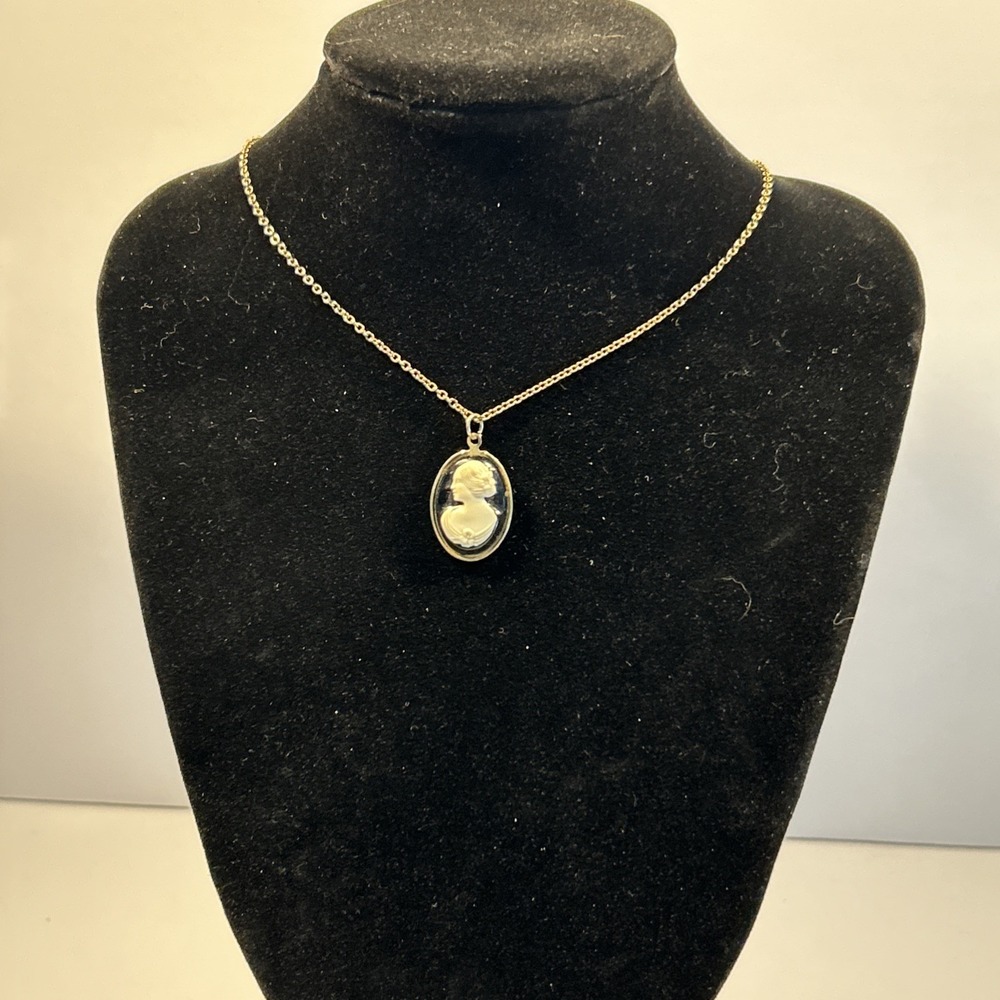 sarah coventry Vintage Cameo Necklace